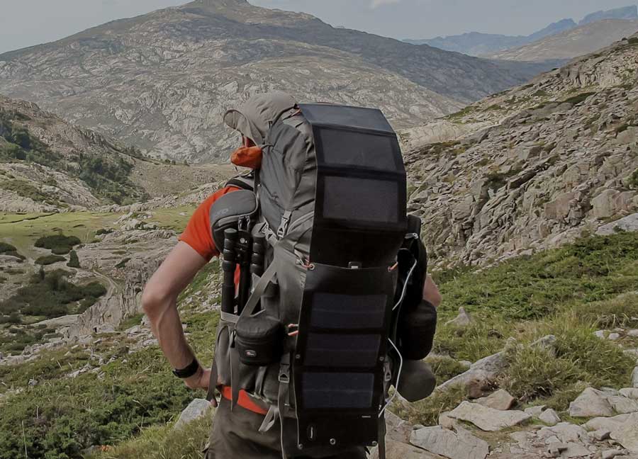 Panneau solaire sur sac à dos en radonnée